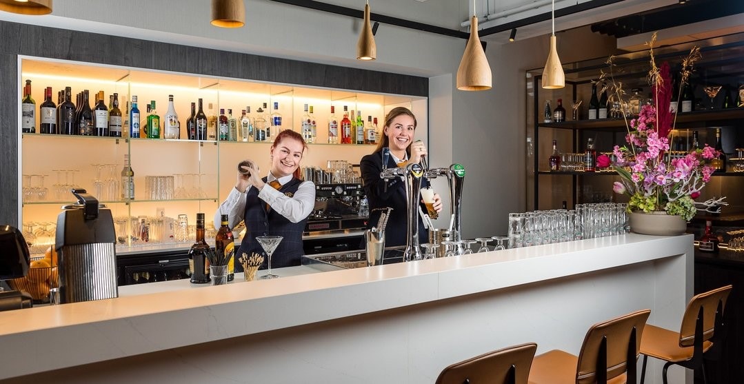 Postillion Hotels betaalt stagiaires tegenwoordig 850 euro per maand en helpt bij het aflossen van de studieschuld. Postillion Hotels