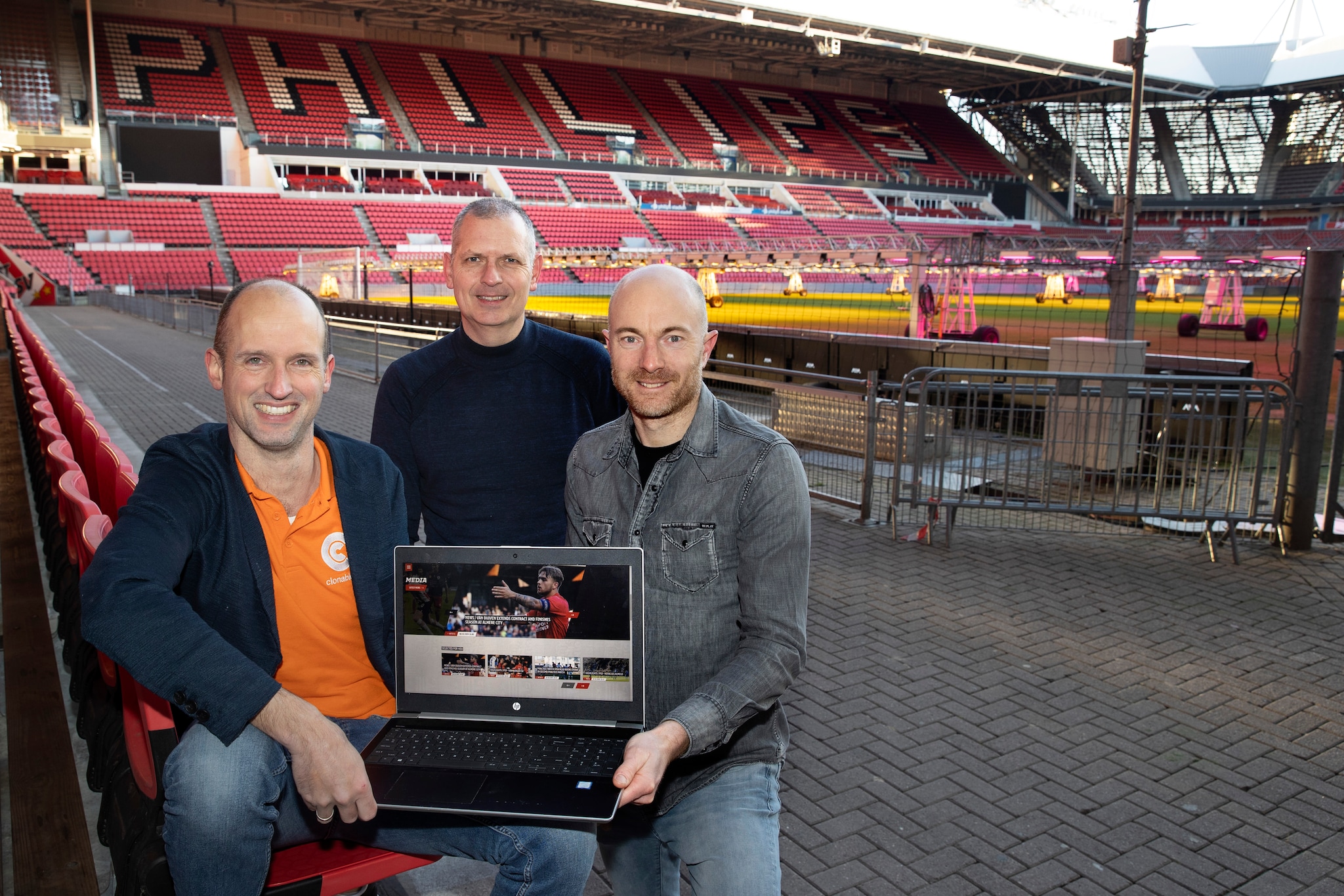 Links Niels Arts (Clonable), in het midden coördinator digitale media bij PSV Jörgen van der Meulen en rechts Bas van Schijndel (Clonable). Kees Martens/DCI Media
