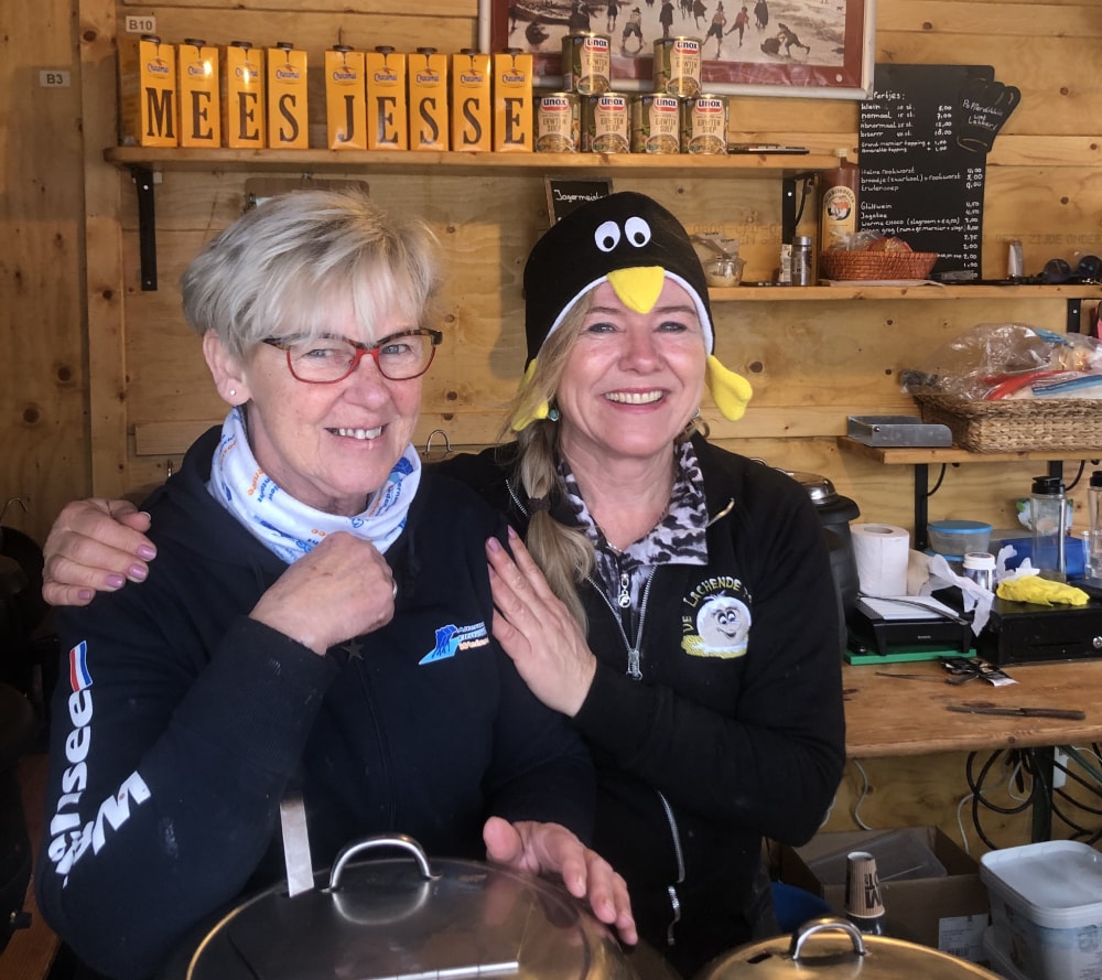 Wil (links) en Jeannette in hun koek-en-zopiekraam. Eigen beeld