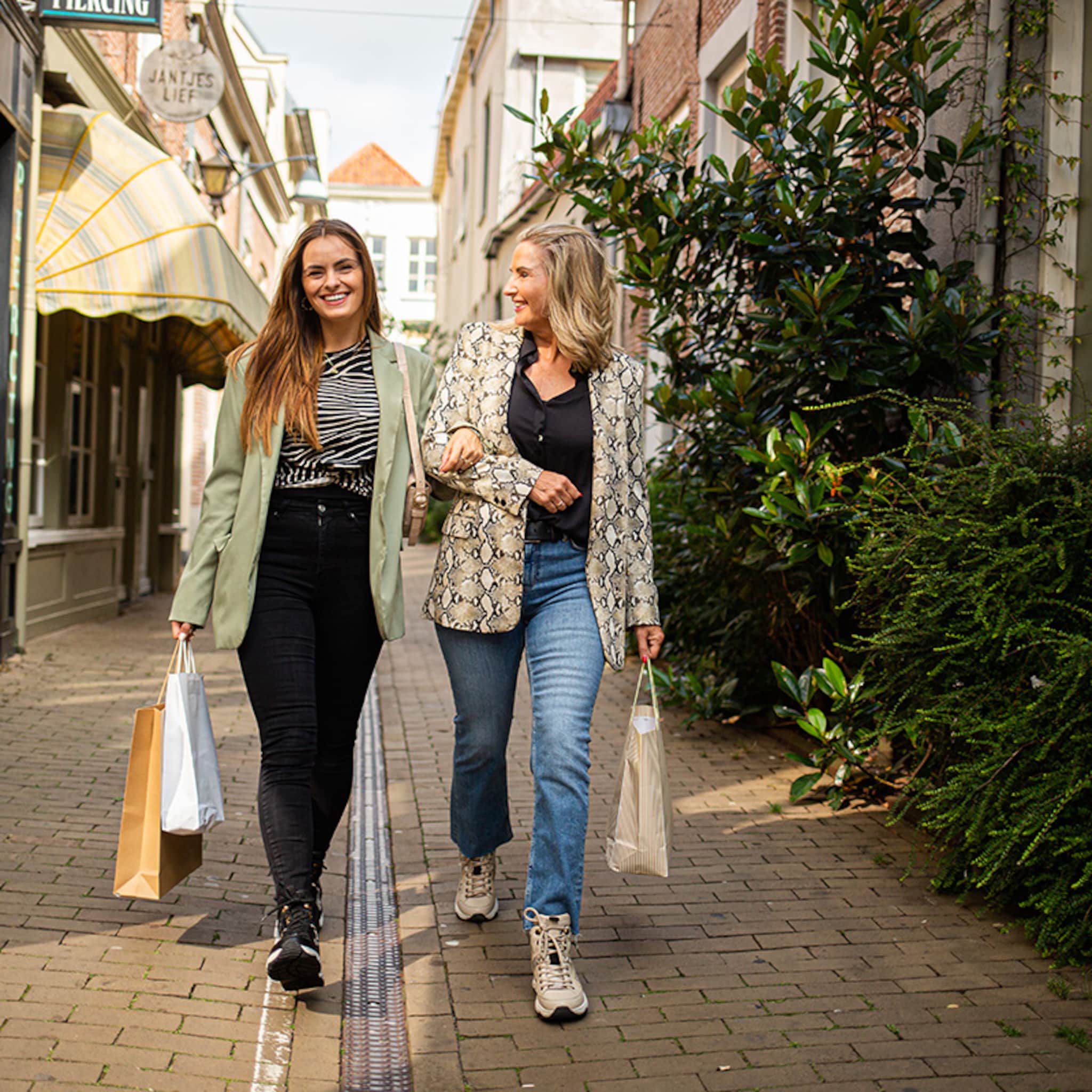moeder en dochter met eigen wandelschoen op ondernemerspad