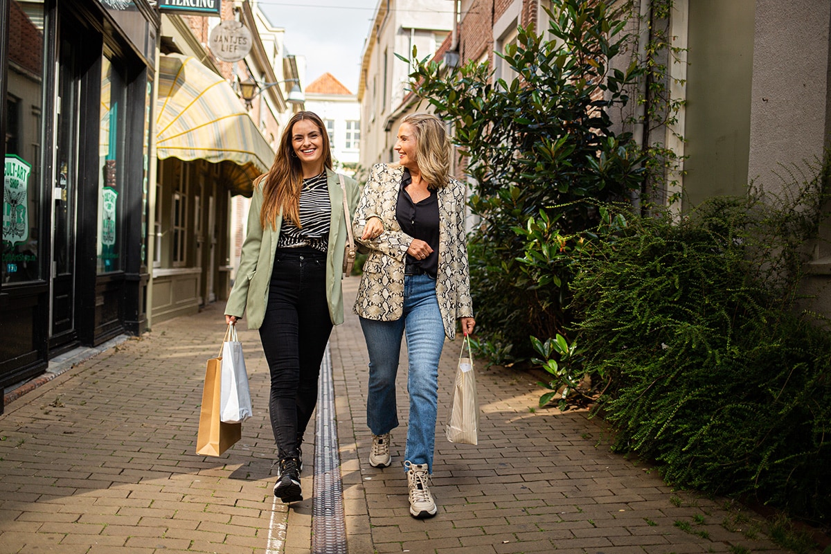 Kelsey en Karin met de schoenen. Foto: Anne-Floor Breet