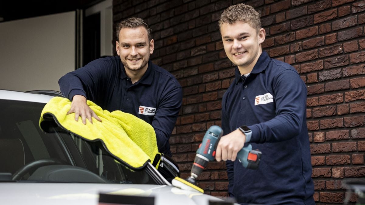 Auto’s wassen doen Bram en Joren nog steeds met plezier. Foto: Robin Hilberink