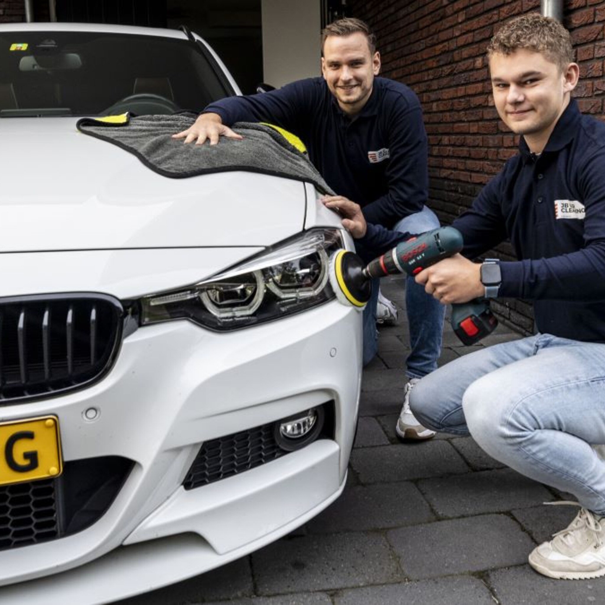 bang voor de wasstraat joren en bram komen thuis de auto boenen