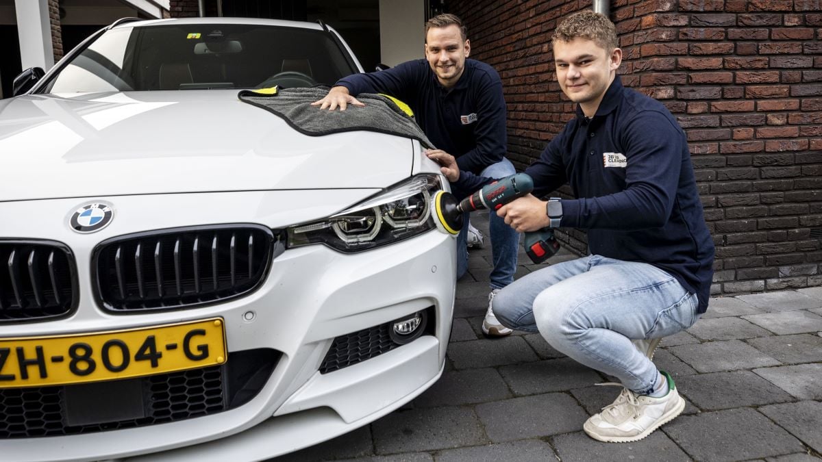 Joren Visschedijk (links) en Bram Kuipers hebben een mobiele autowasservice. Foto: Robin Hilberink
