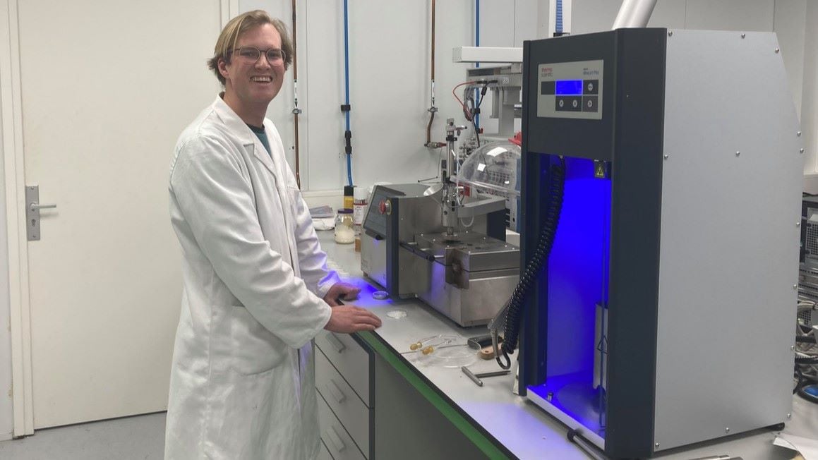Een onderzoeker van de Green Chemistry Campus werkt aan een nieuw duurzaam materiaal. Foto: privé