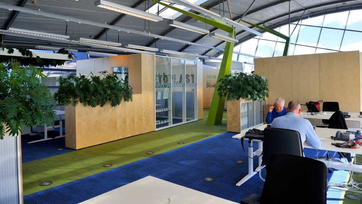 De Green Chemistry Campus is gehuisvest in het voormalige kleurencentrum van chemiereus Sabic. Foto: Robert van den Berge