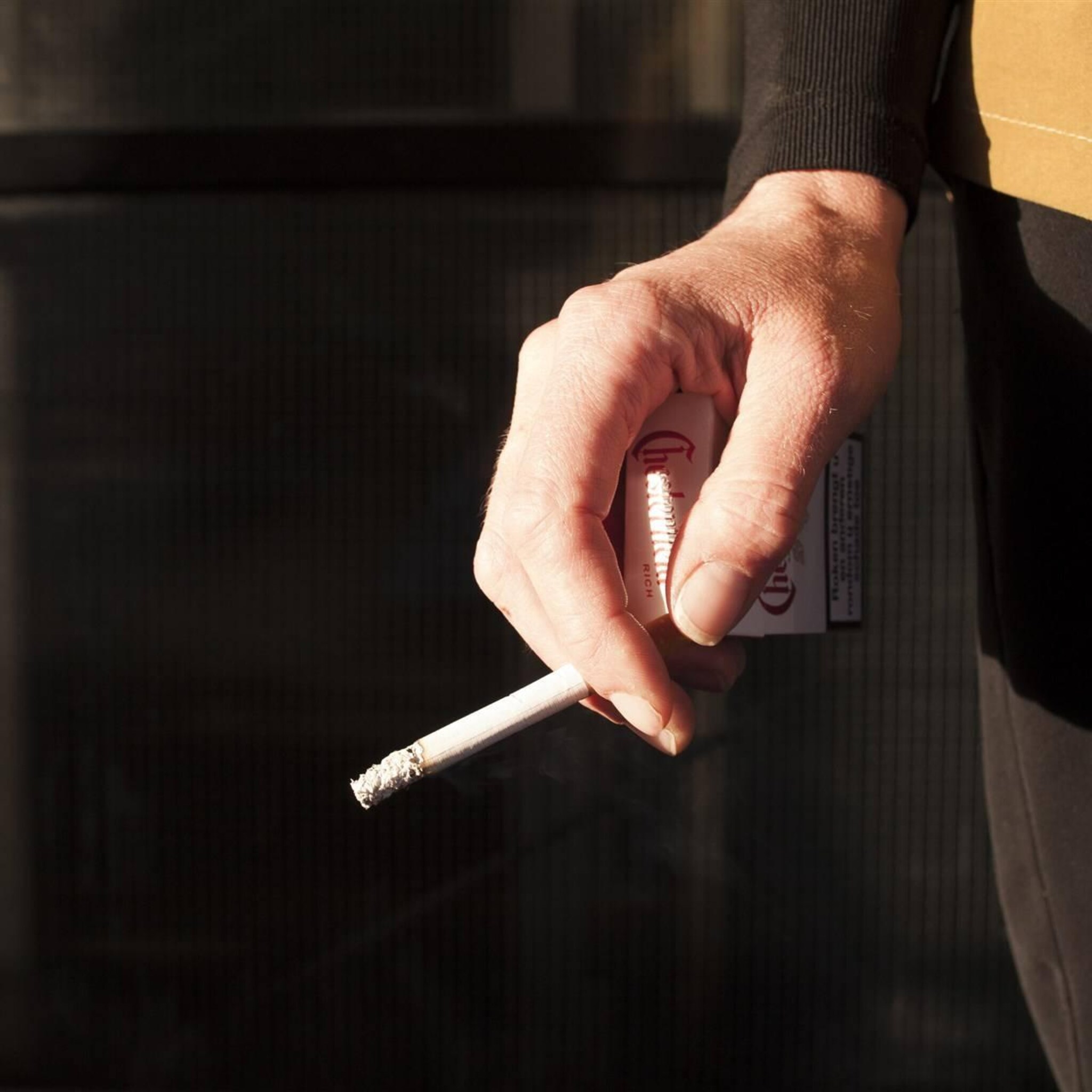 onderzoek nederlanders kopen voor record aan tabak in buitenland