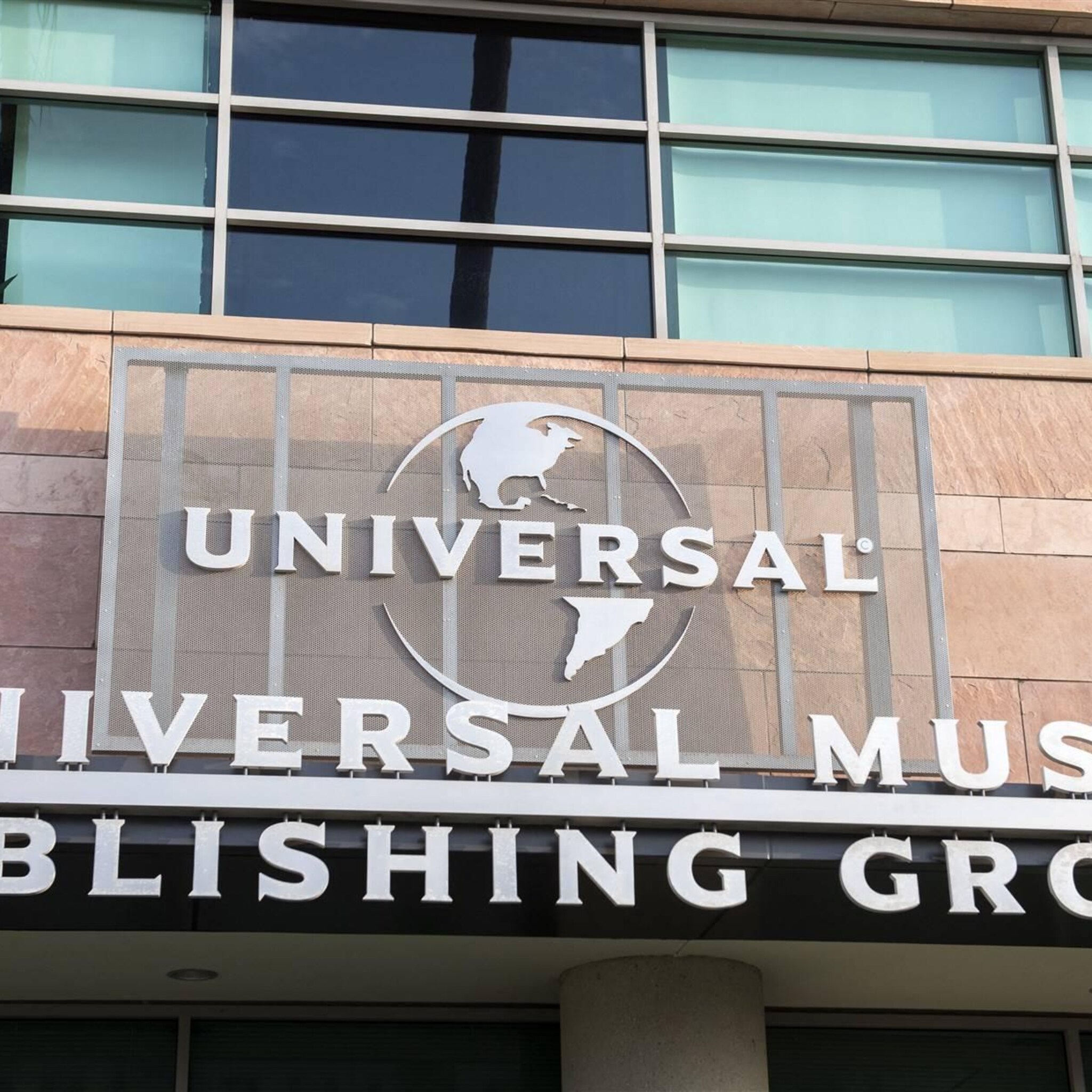 universal klaagt ai bedrijf aan voor kopieren songteksten
