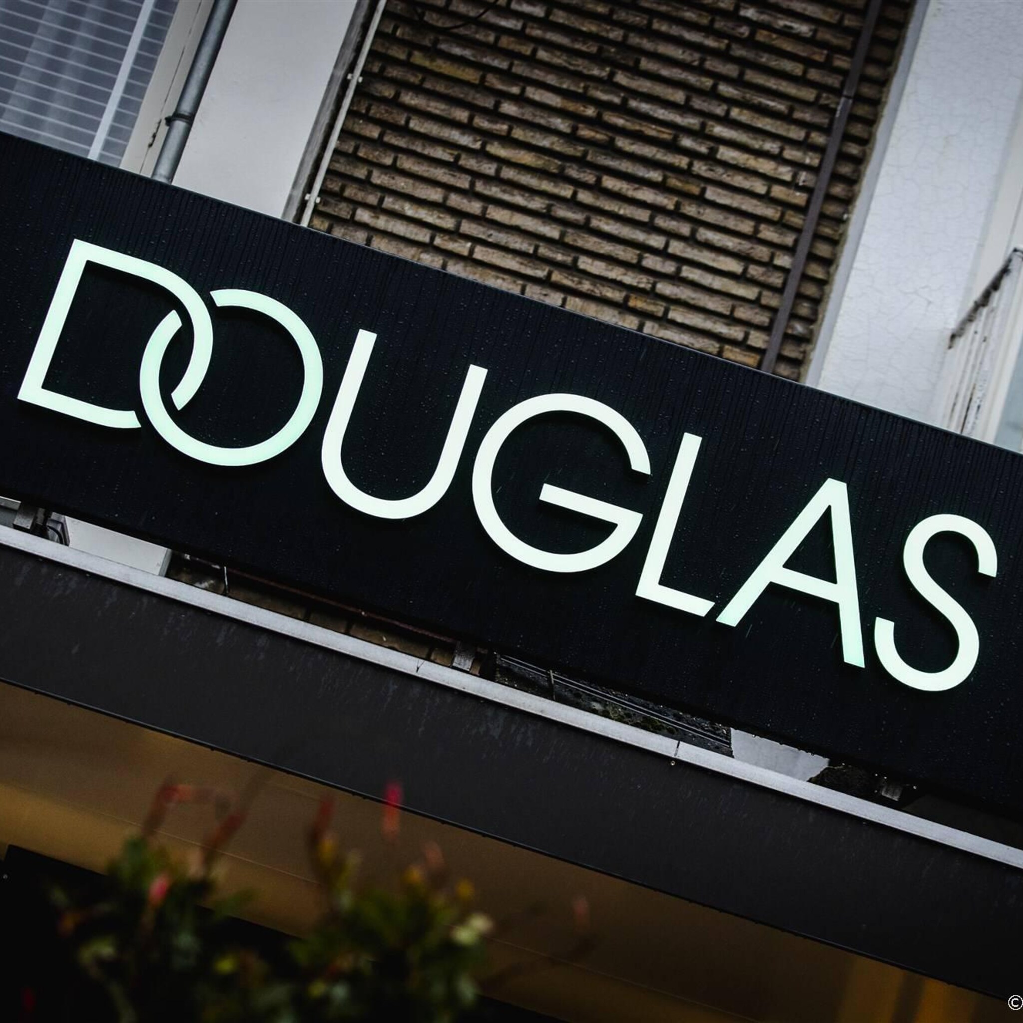 krant douglas eigenaar kondigt komende week beursgang damrak aan