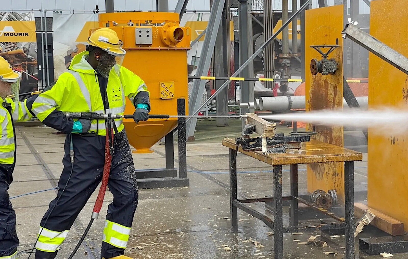 Mourik is het actief op het gebied van industriële diensten, infrastructuur, utiliteitsbouw, milieutechniek en projectontwikkeling. Foto:: Mourik