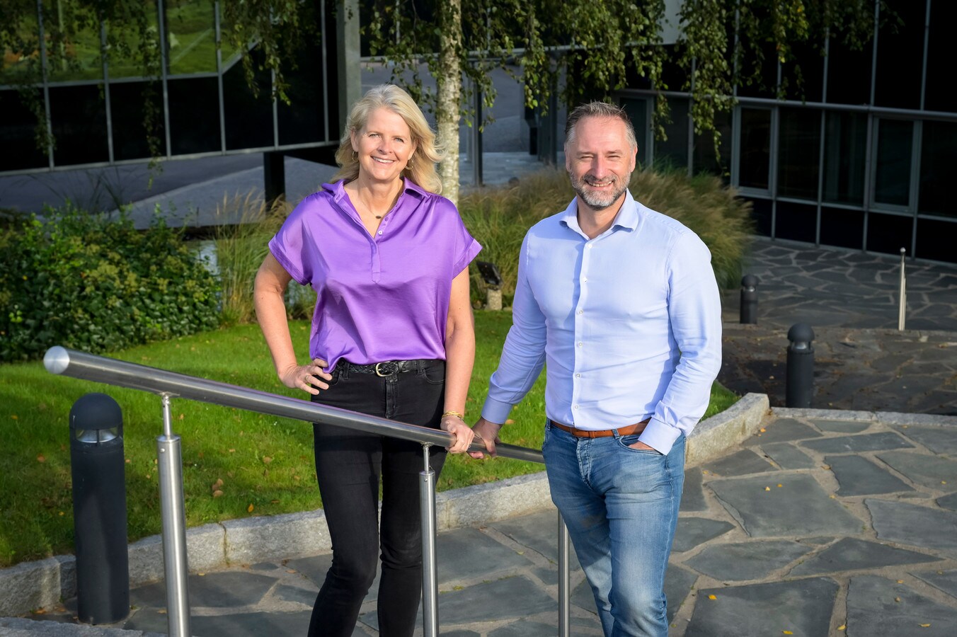 Sonja van der Molen en Rimco de Groot voor het Mourik-hoofdkantoor in Groot-Ammers. Foto: Richard van Hoek Fotografie