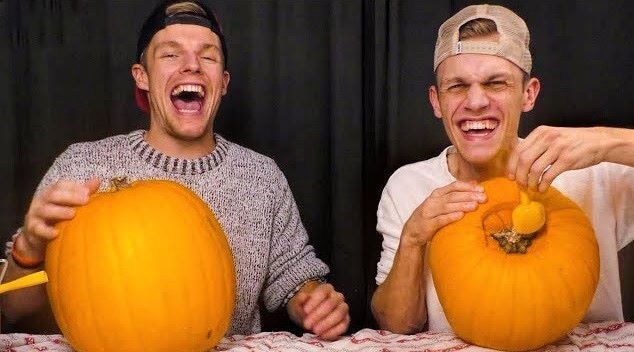 Enzo Knol en zijn broer met pompoenen die ze gaan carven. Still: YouTube Enzo Knol