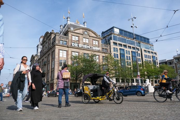 De Bijenkorf in Amsterdam. Naast banen op het hoofdkantoor verdwijnen er ook arbeidsplaatsen in de winkels. Foto: Kim van Dam/ANP