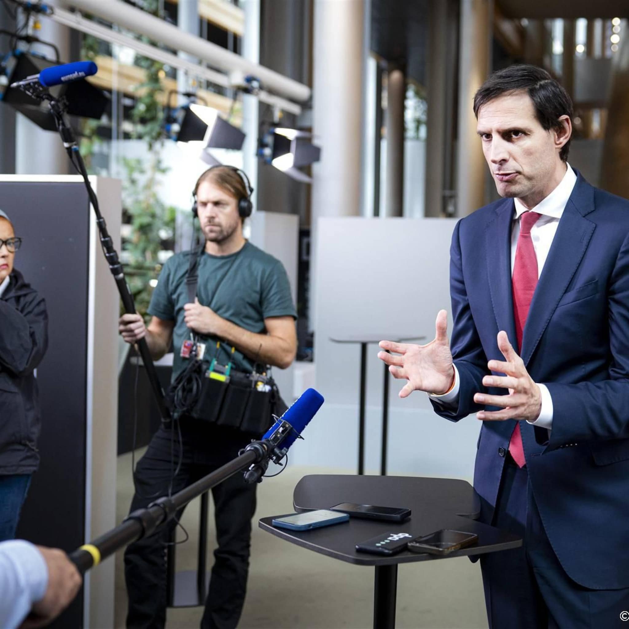 hoekstra geen ruimte laten voor doorgaan met fossiele brandstof