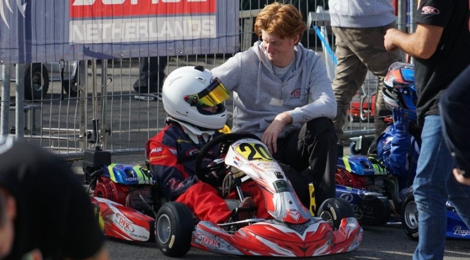 Daan van Dam, hier op de foto met Simon Kemp, zijn vaste monteur: ,,Ik ben jong, maar zit vol zelfvertrouwen. Dit jaar heb ik in mijn klasse zes van de acht races gewonnen. In november is het slot, maar ik ben nu al kampioen van de Benelux.” Foto: Esther Noort.
