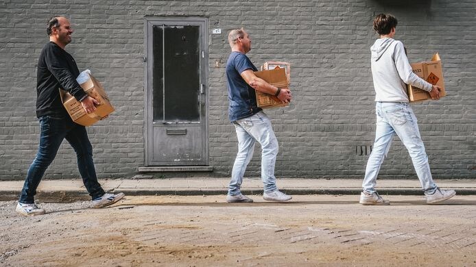 Afgelopen weekend stonden de vuurwerktoeristen alweer in rijen voor de deur bij de vuurwerkhandelaren in Baarle-Hertog. Foto: AD/Joris Knapen/Pix4Profs.
