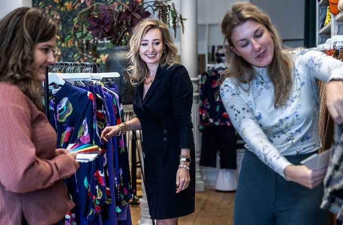 Lindsey Knoop (midden) in haar winkel. Foto: AD/Angeliek de Jonge.
