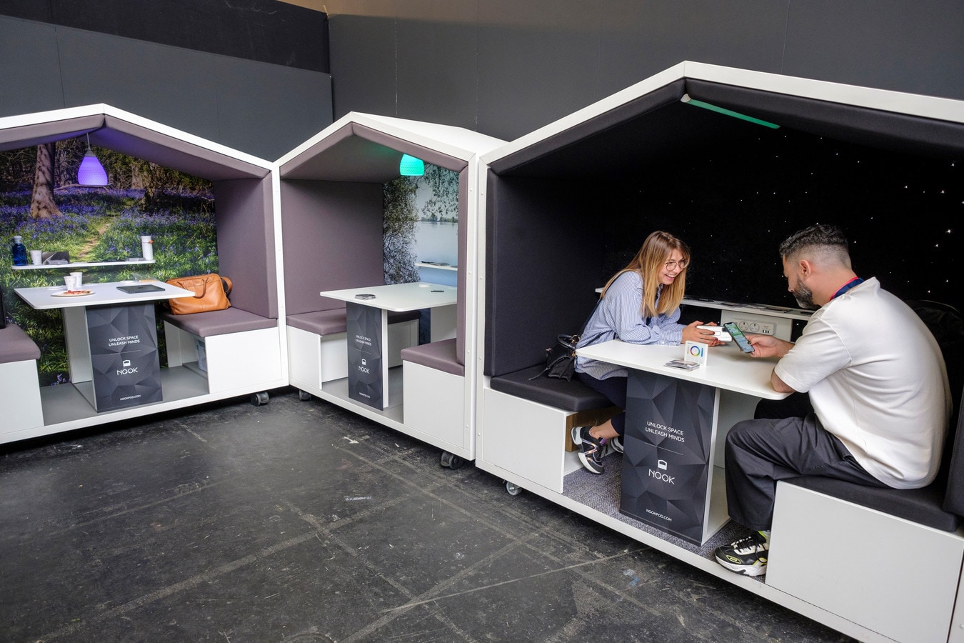 Verbeterde werkplekken moeten mensen verleiden naar kantoor te komen. In de Rai zijn voorbeelden te zien. Foto: Marco Okhuizen