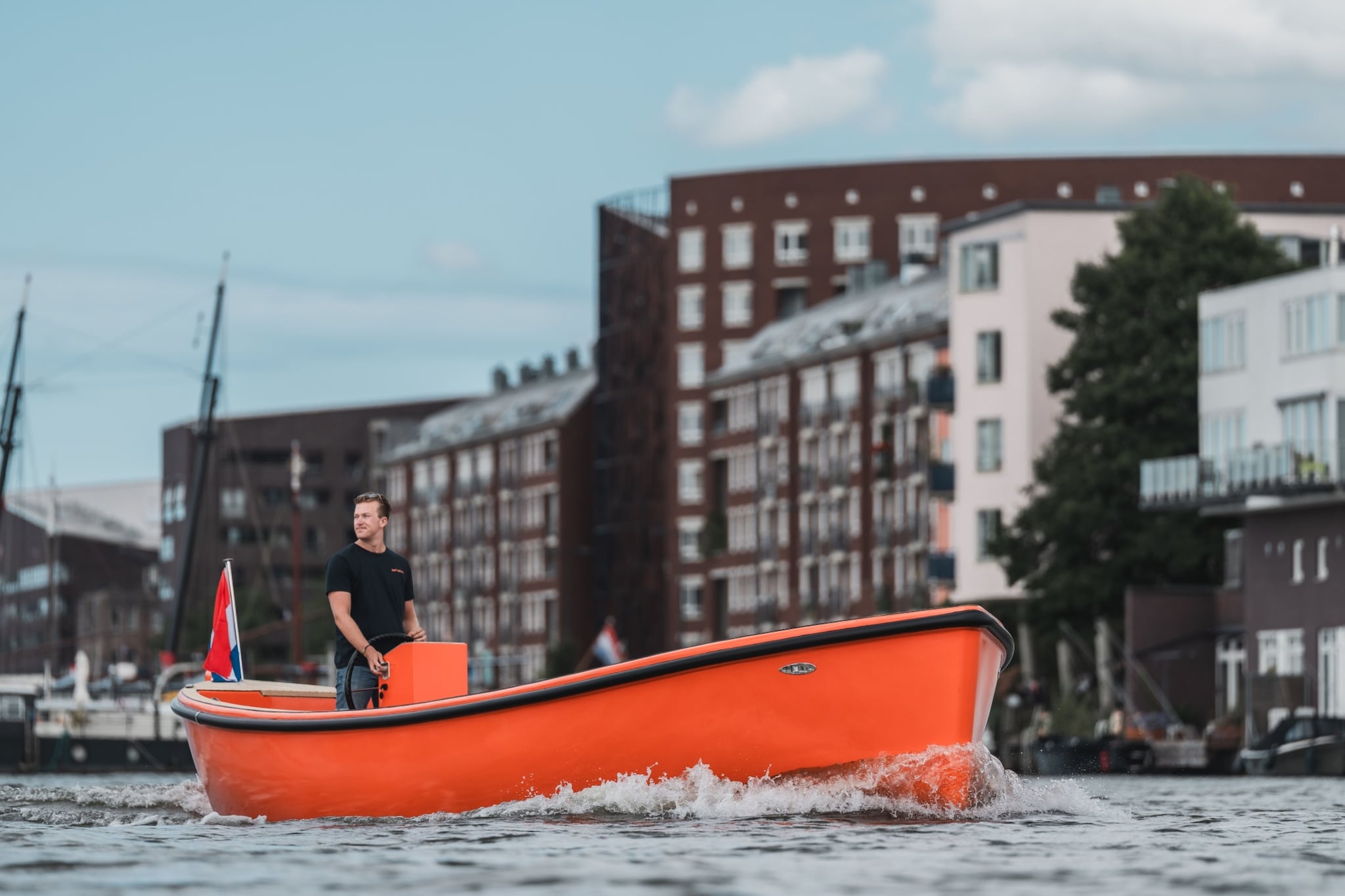 Mees Brouwer vaart met zijn Watt Boats in Amsterdam