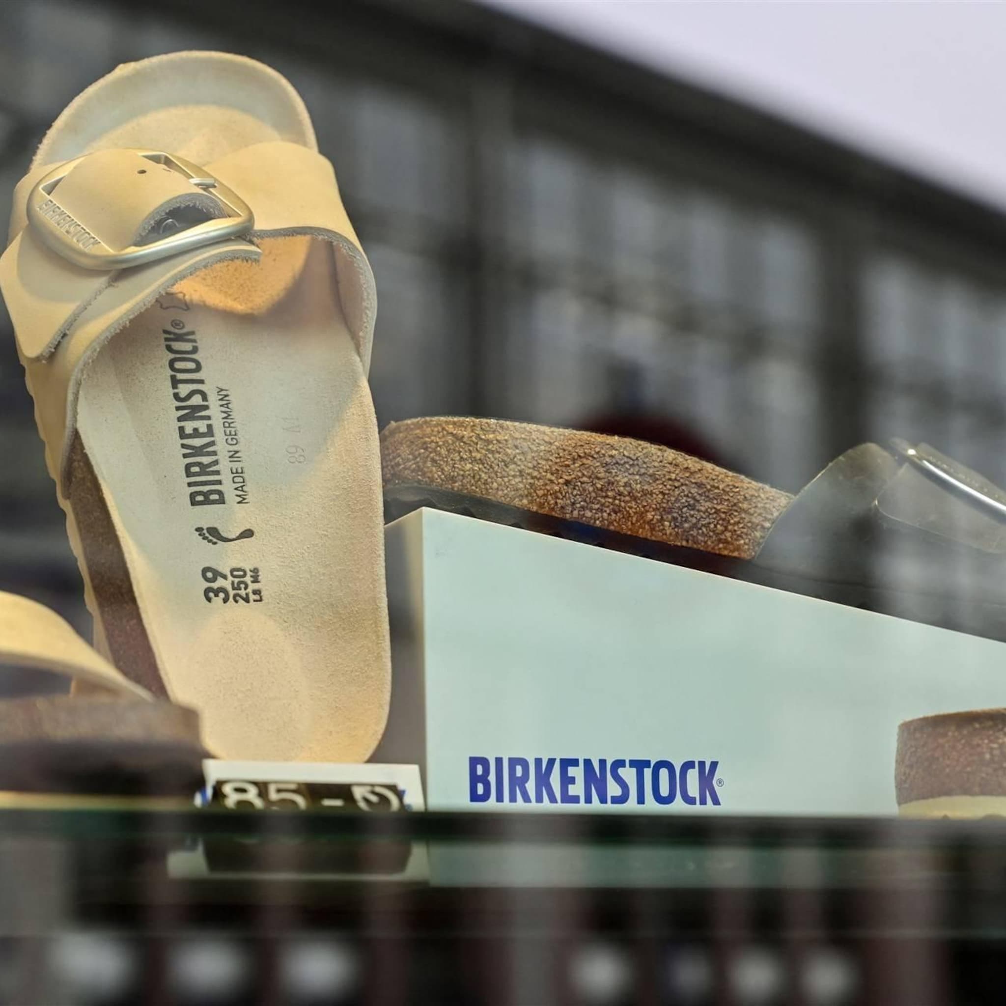 sandalenmerk birkenstock daalt op wall street na beursdebuut