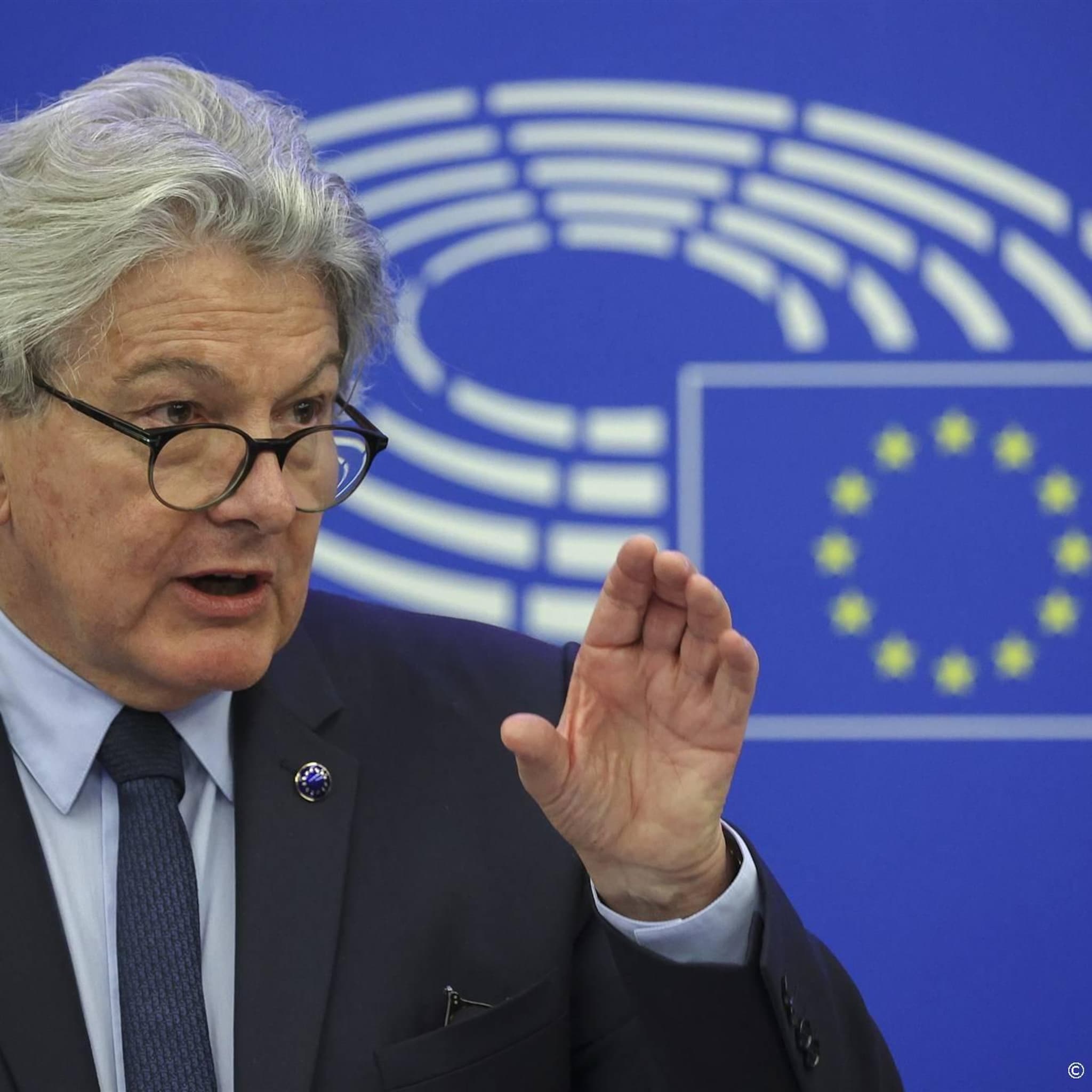 eurocommissaris maant na x ook meta tot bestrijden nepnieuws