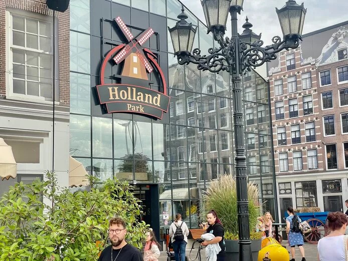 Het duurde even, maar Theo Roelofs had de bureaucratie er voor over: nu is zijn Holland Park een jaar open en overtreft het alle verwachtingen. Foto's: AD/Guy Hoeks.