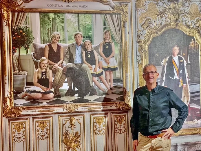 Theo Roelofs naast een foto van het koninklijk huis.