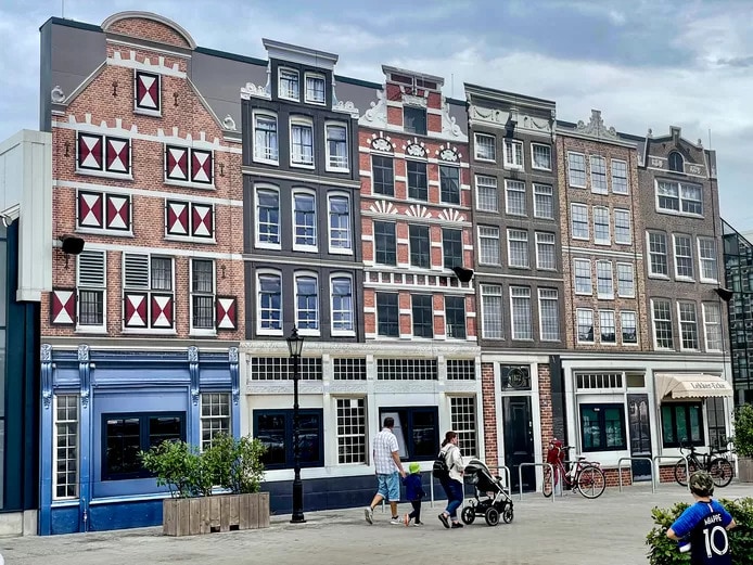 Het Duitse pretpark Holland Park, aan de rand van Berlijn, laat zien hoe gek de Duitsers op ons land zijn.