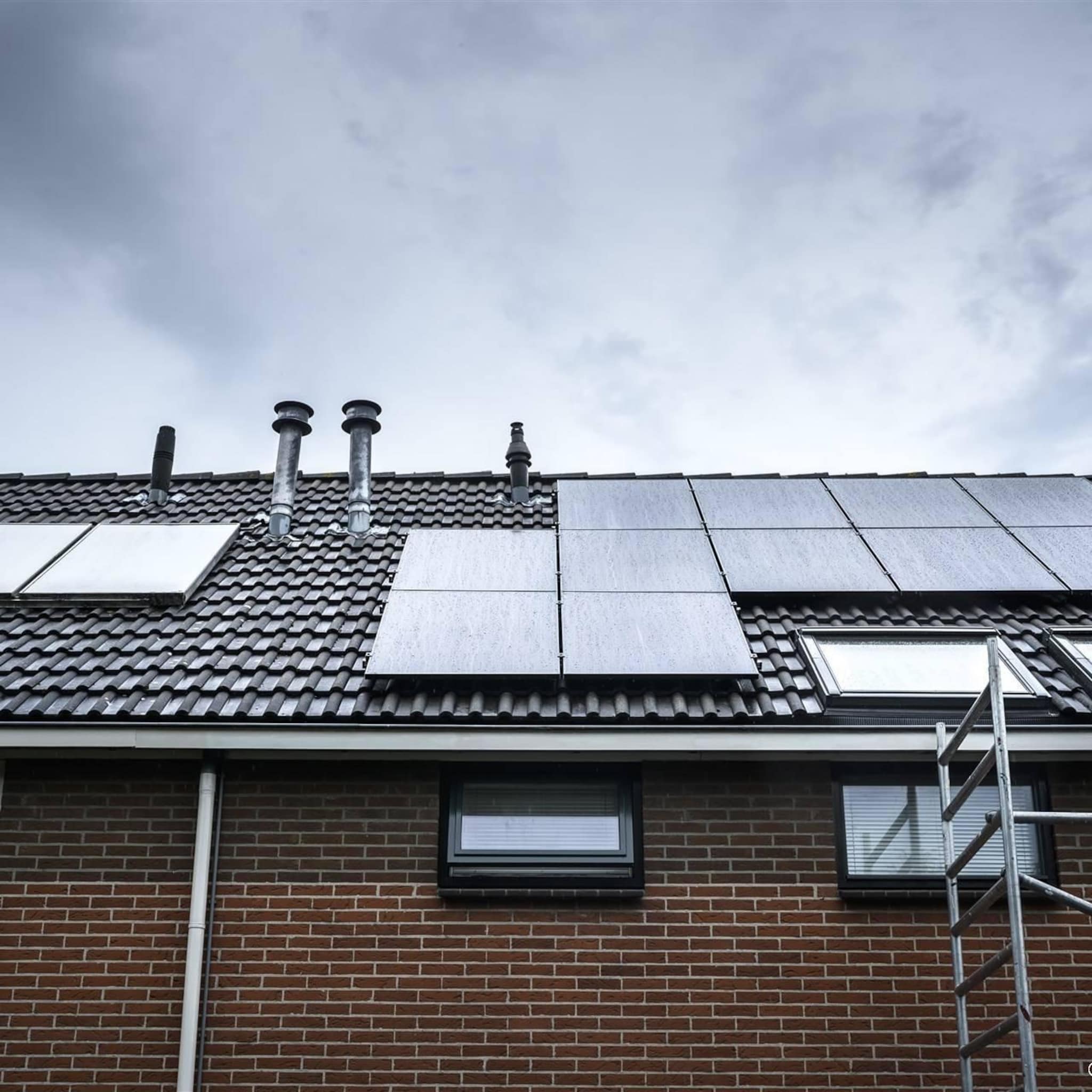energiecrisis zorgt voor veel meer zonnepanelen op daken