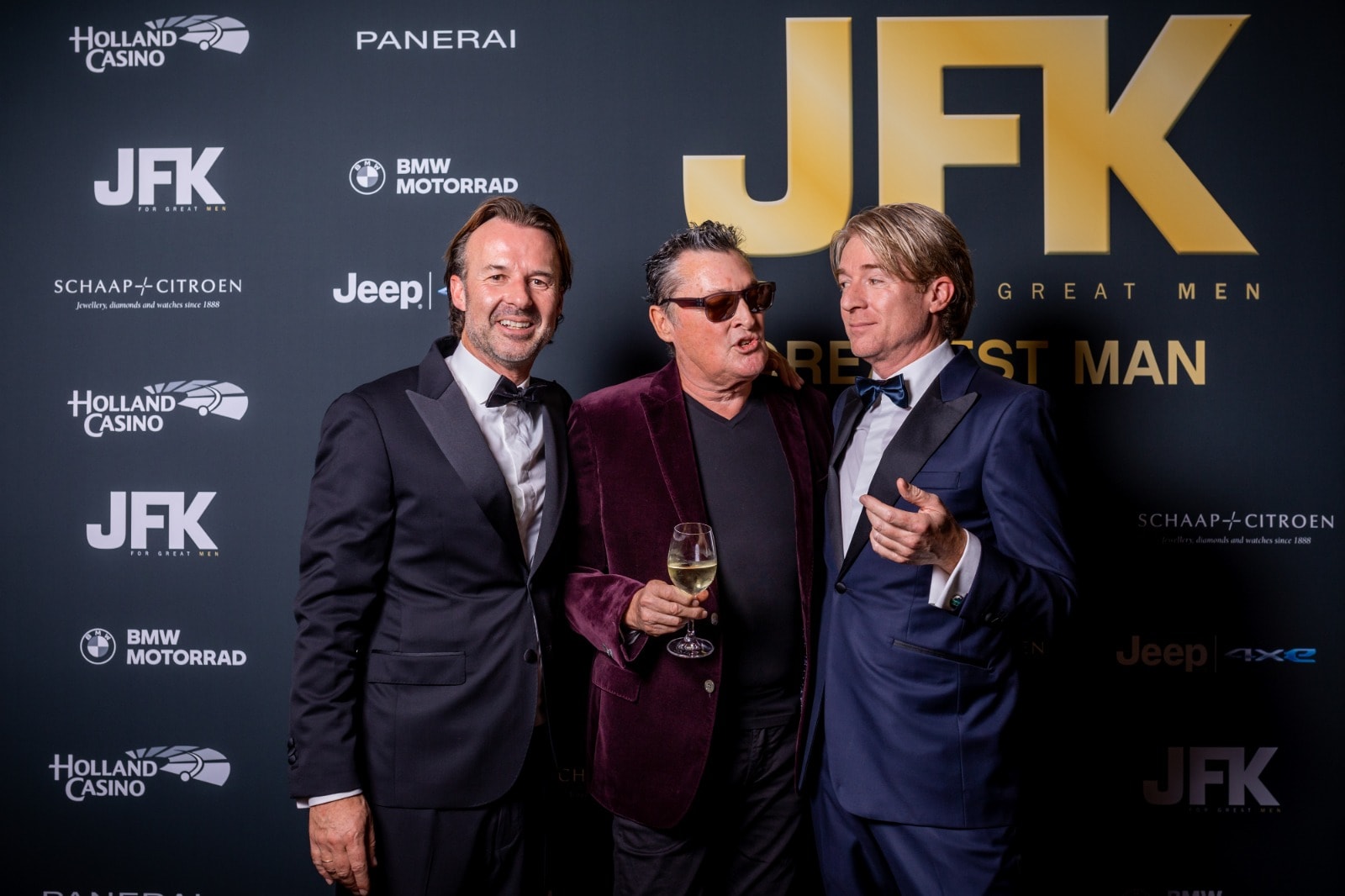 De broers Van der Spek met Barry Hay (Golden Earring), tijdens een van hun JFK-partys.