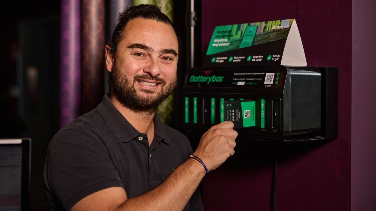 Tacco Marijnen met zijn Batterybox. Foto: Jan de Groen