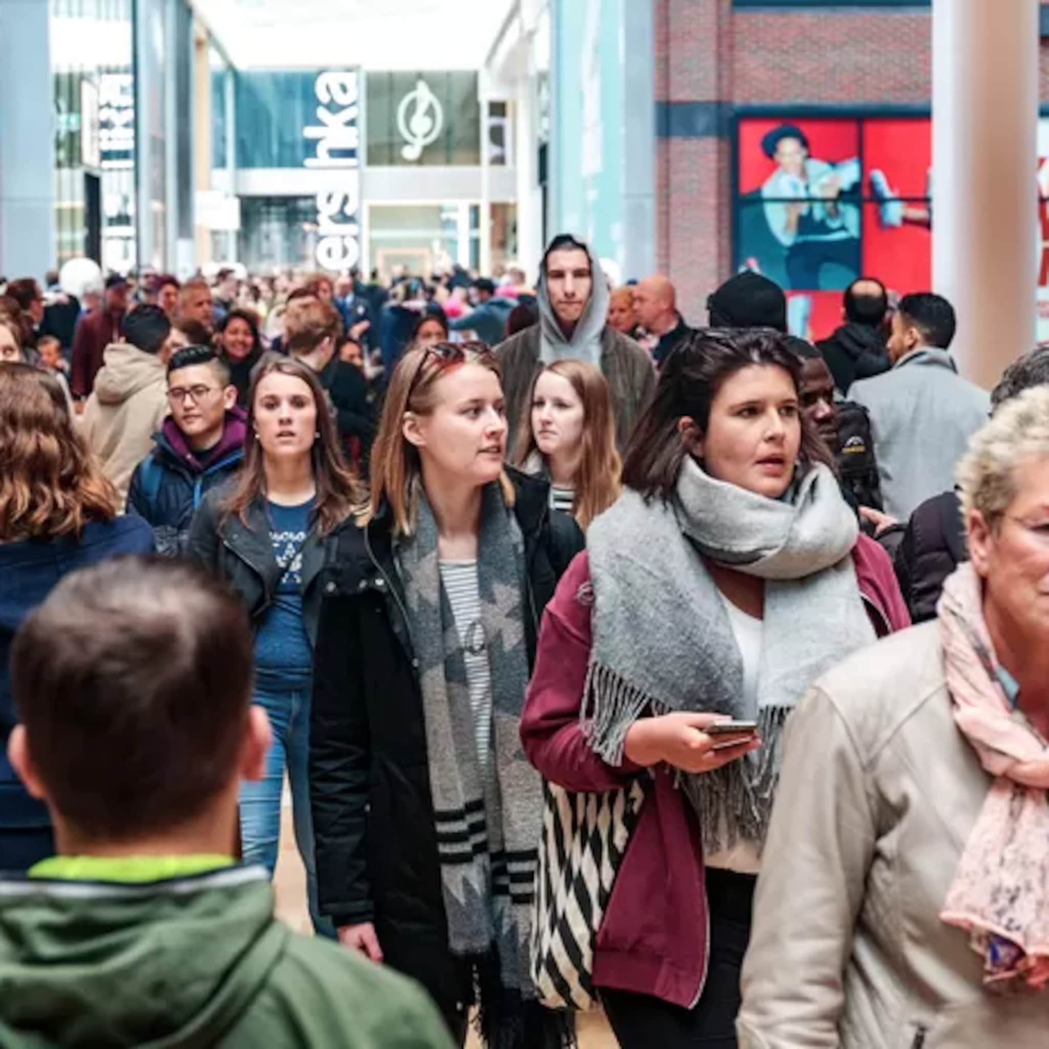 nederlands drukste winkelcentrum bestaat vijftig jaar mensen blijven gewoon geld uitgeven