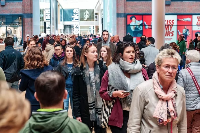 Op een gemiddelde zaterdag kun je over de hoofden lopen in Hoog Catharijne. Foto: Angeliek de Jonge