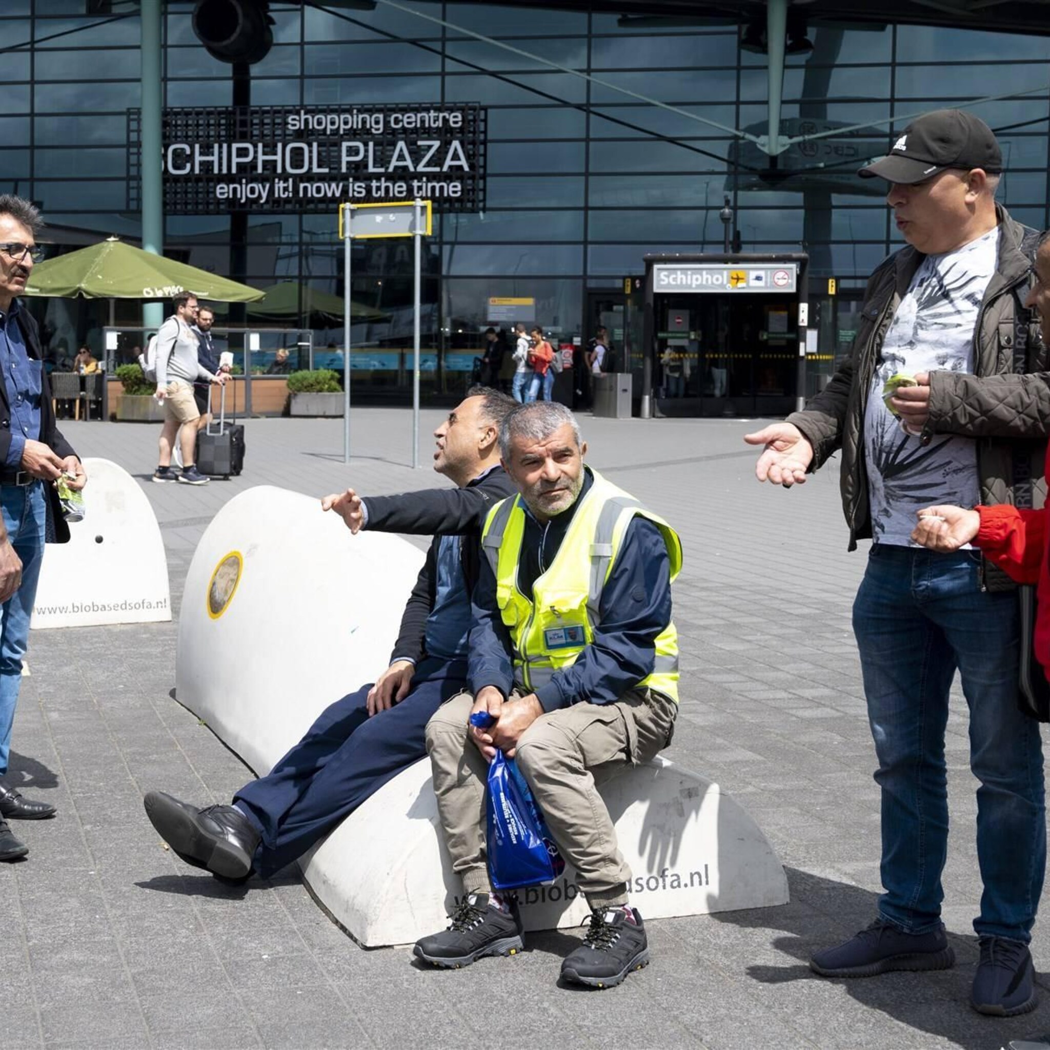 personeel schiphol behoudt urentoeslag in 2024 maar fnv wil meer