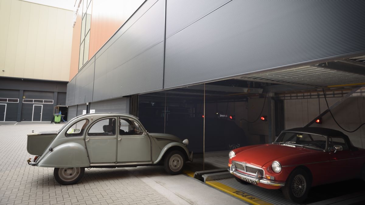 Jan Brandt rijdt zijn eend uit 1969 de automatische parkeertoren in. Foto: Rinie Boon