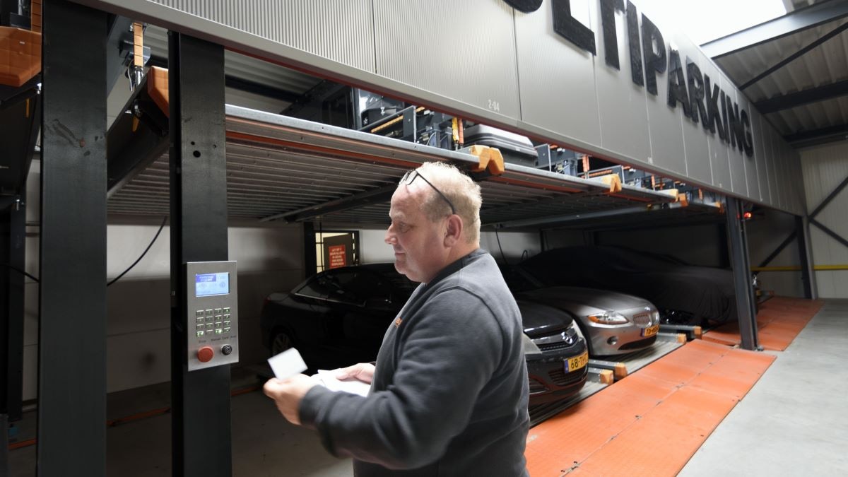 Frits van Kleef demonstreert zijn puzzelparking-systeem op de Kerkplaat. Foto: Rinie Boon