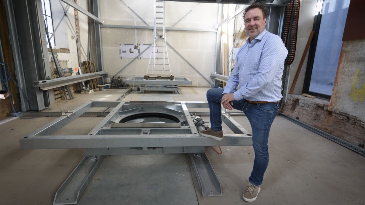 Sjack de Blaay bij het nieuwe automatische parkeersysteem voor bewoners van de Bonmifatiuskerk en de muziekschool, dat nog in aanbouw is. Foto: Rinie Boon