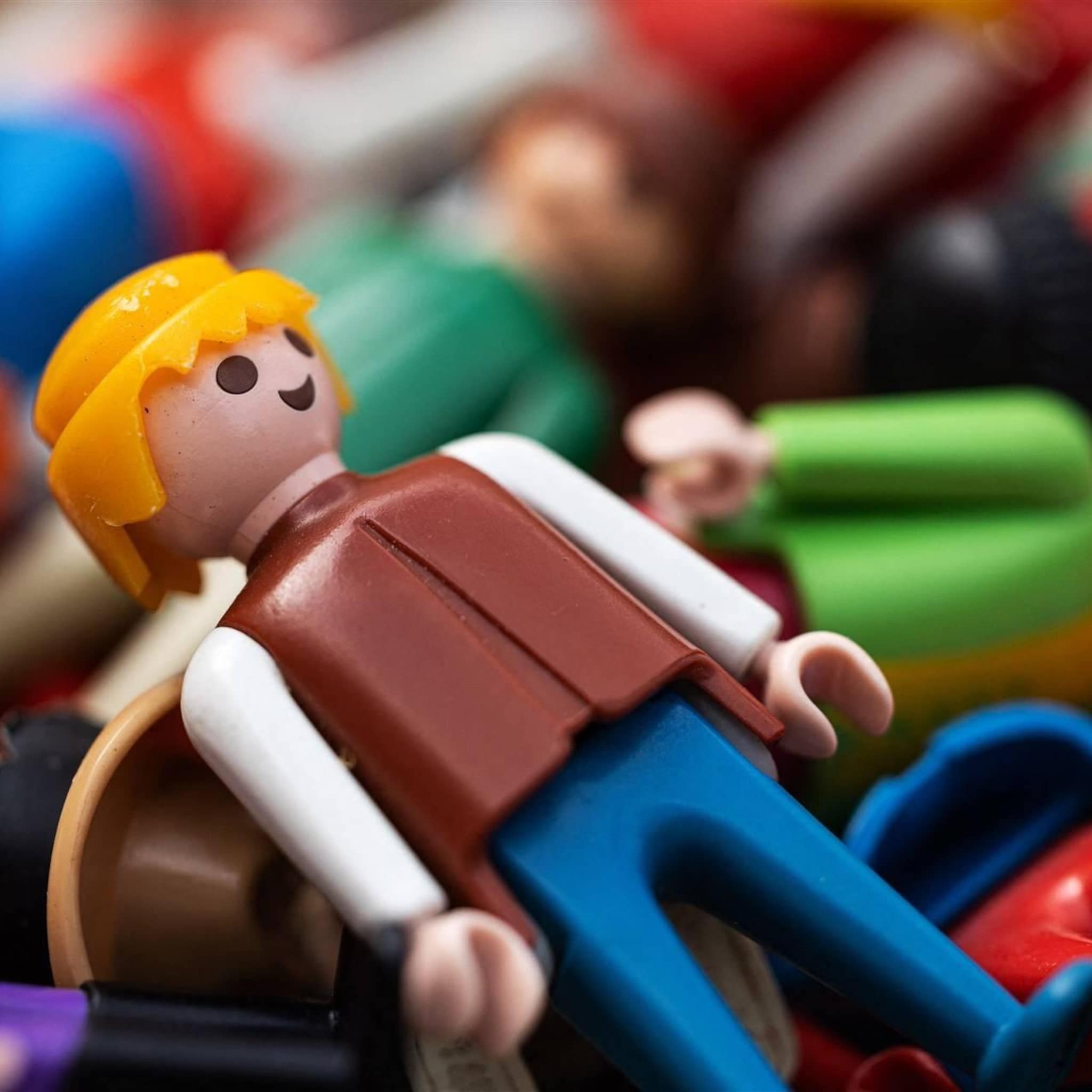 moederbedrijf speelgoedmerk playmobil schrapt honderden banen