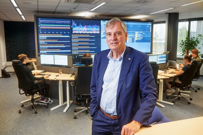 Eric van Schagen in het Security Operations Center van zijn bedrijf Simac in Veldhoven. Foto: AD/Jeroen Appels-Van Assendelft.