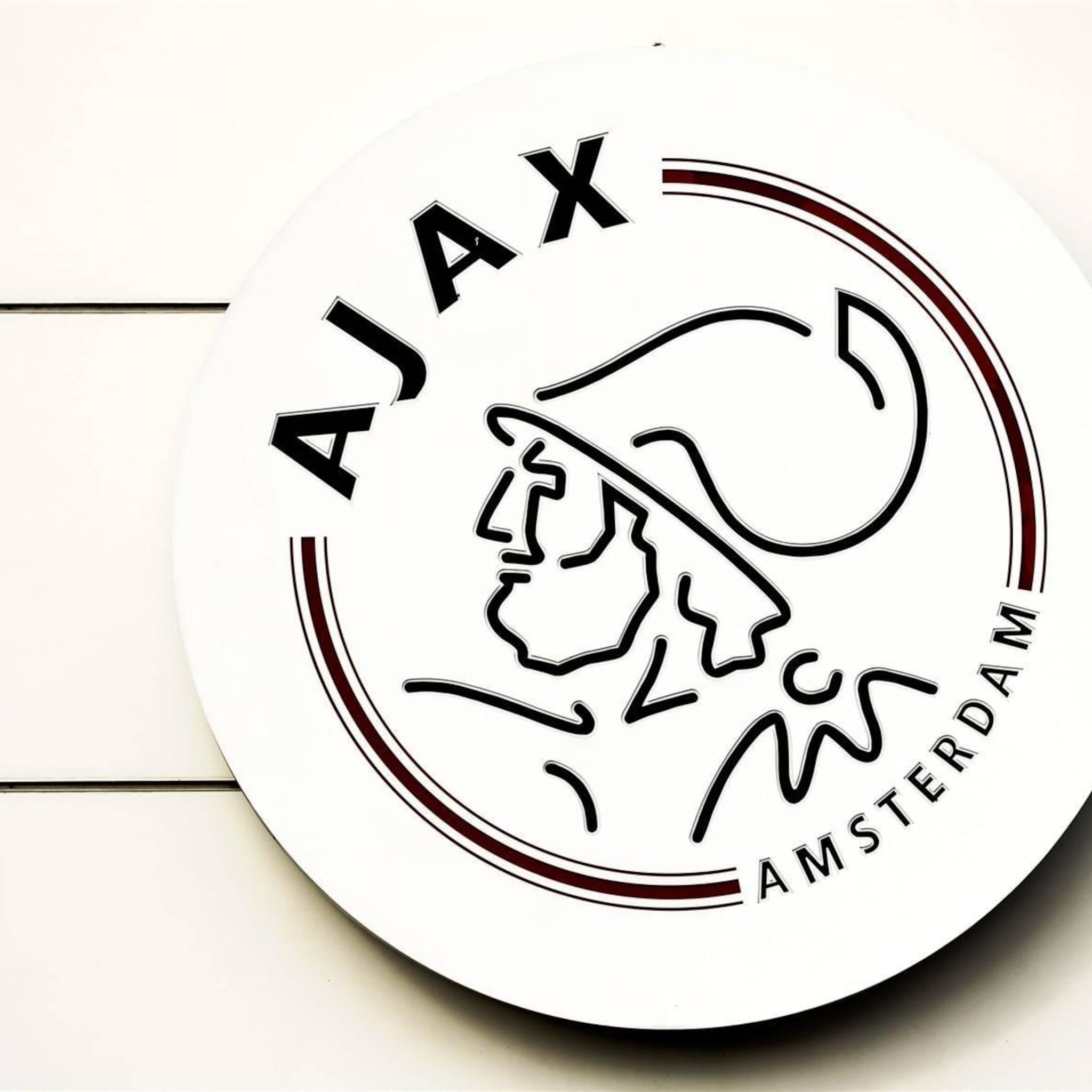 beleggers op damrak verwerken jaarcijfers van onrustig ajax