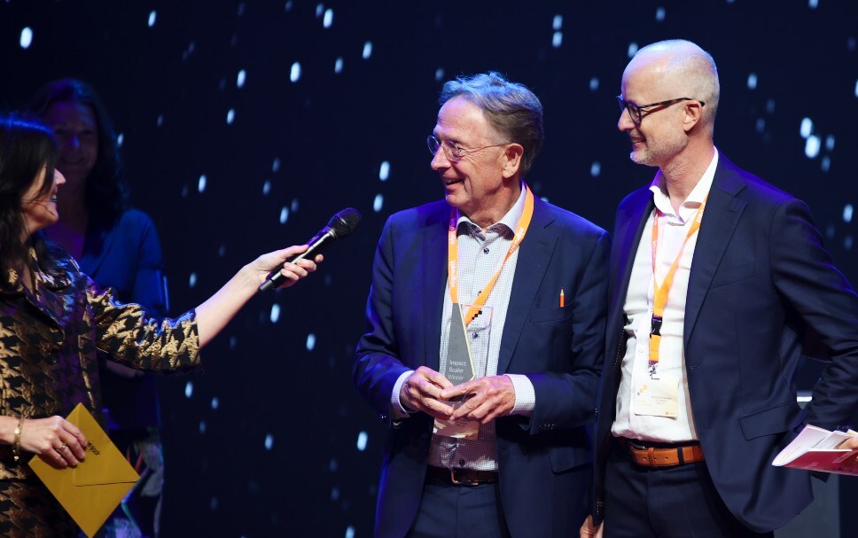 Founder/CTO Erik Roesink (l) en COO Michiel Staatsen (r), met NX Filtration winnaars van de Impactvolle Groeier Award op het Top 250 Groeibedrijven event. Foto: Fay Milder.