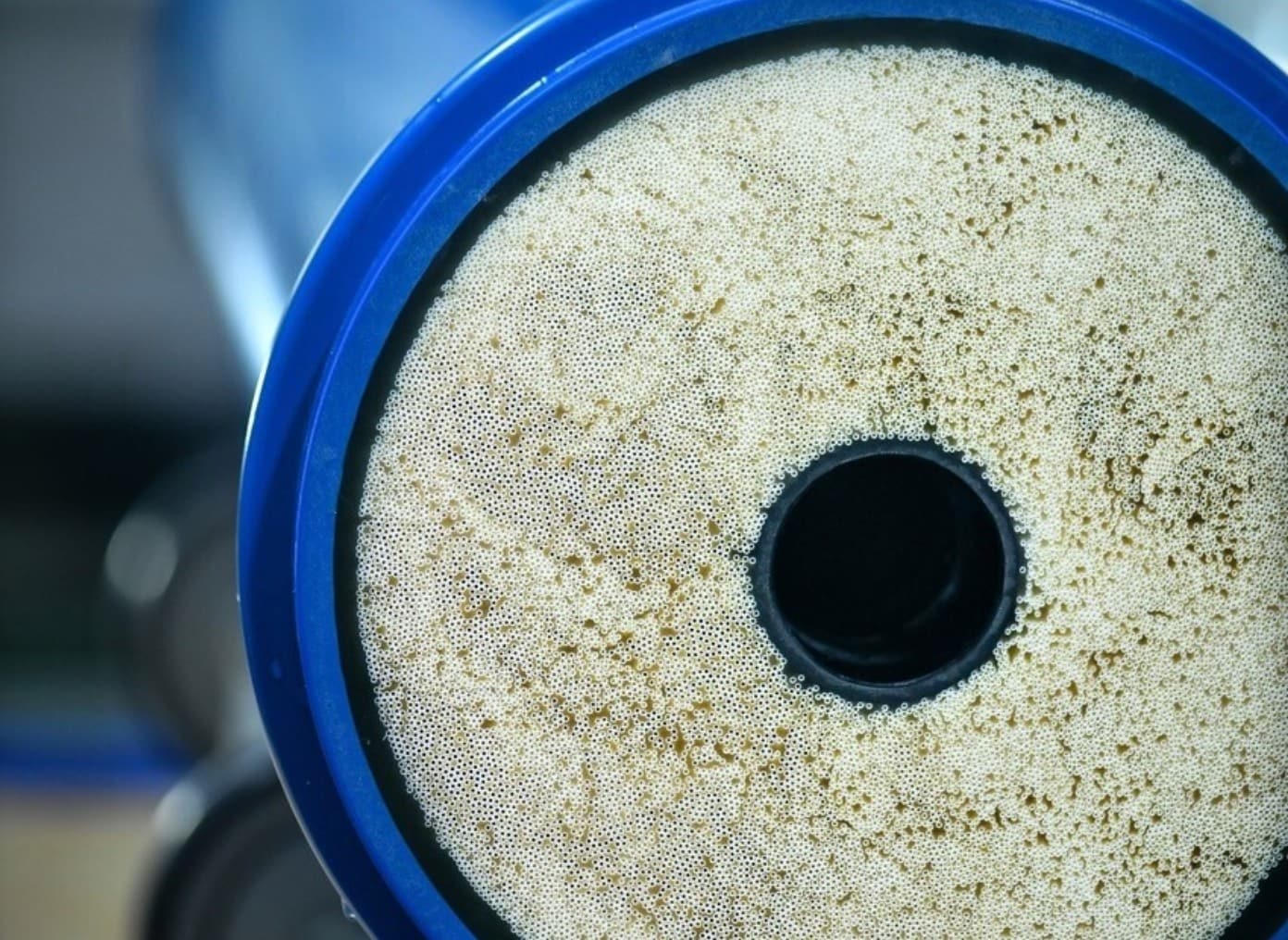 Erik Roesink: ,,Dankzij onze baanbrekende holle vezel nanofiltratie techniek kunnen we hoogwaardig drinkwater halen uit rivierwater, maar ook uit huishoudelijk afvalwater.” Foto: NX Filtration.