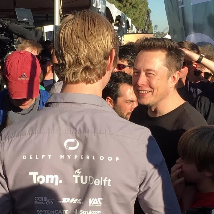 Team Captain Tim Houter van Delft Hyperloop in gesprek met Elon Musk in 2017. Het studententeam won de prijsvraag voor beste hyperlooptechniek destijds. Foto: AD.