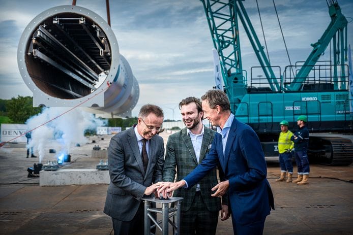 De eerste buis van het European Hyperloop Center werd ceremonieel geplaatst. Mars Geuze (in het midden) van Hardt Hyperloop gelooft dat in 2030 de eerste korte lijn operationeel kan zijn. Foto: AD/Corné Sparidaens.