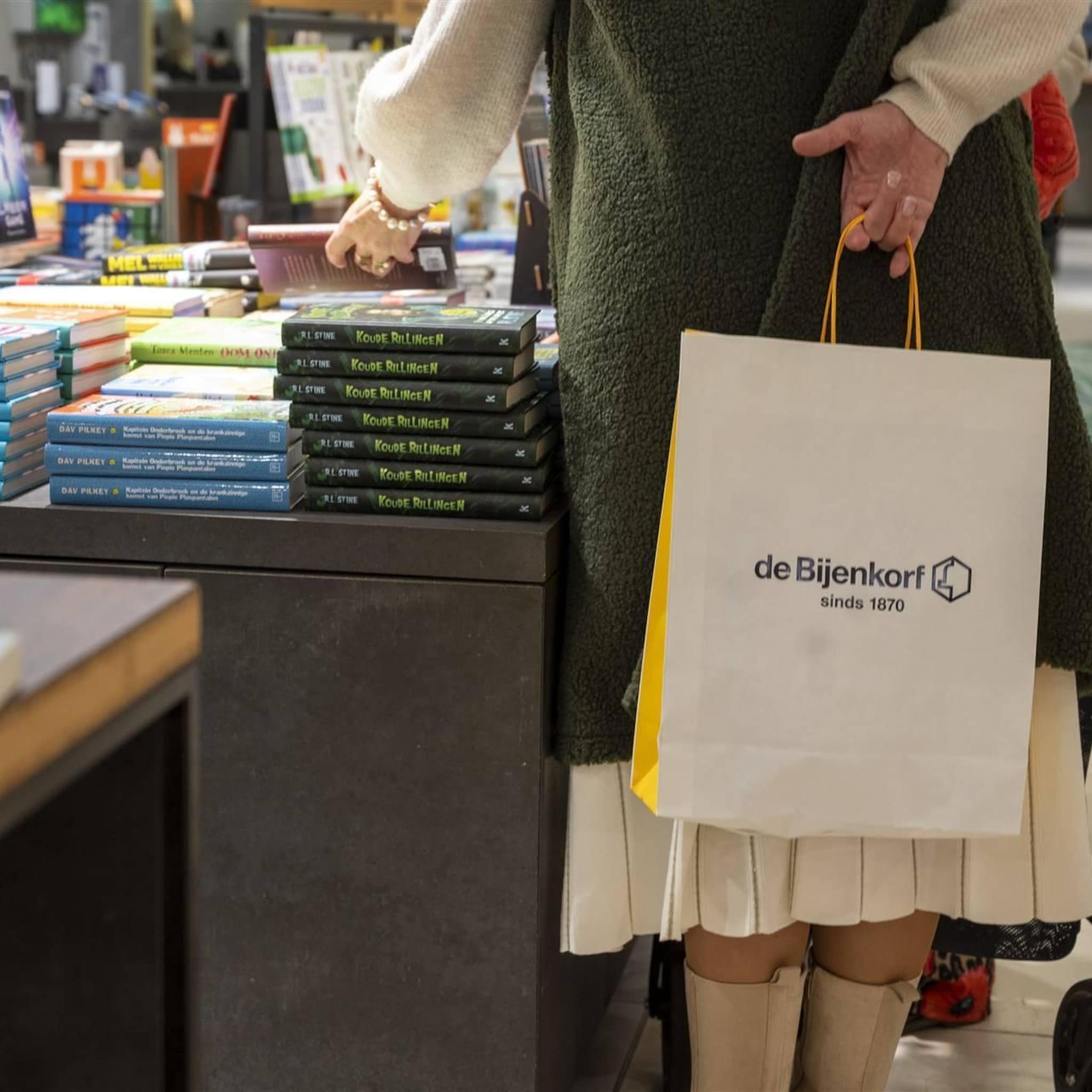 topman de bijenkorf consument houdt steeds meer hand op de knip