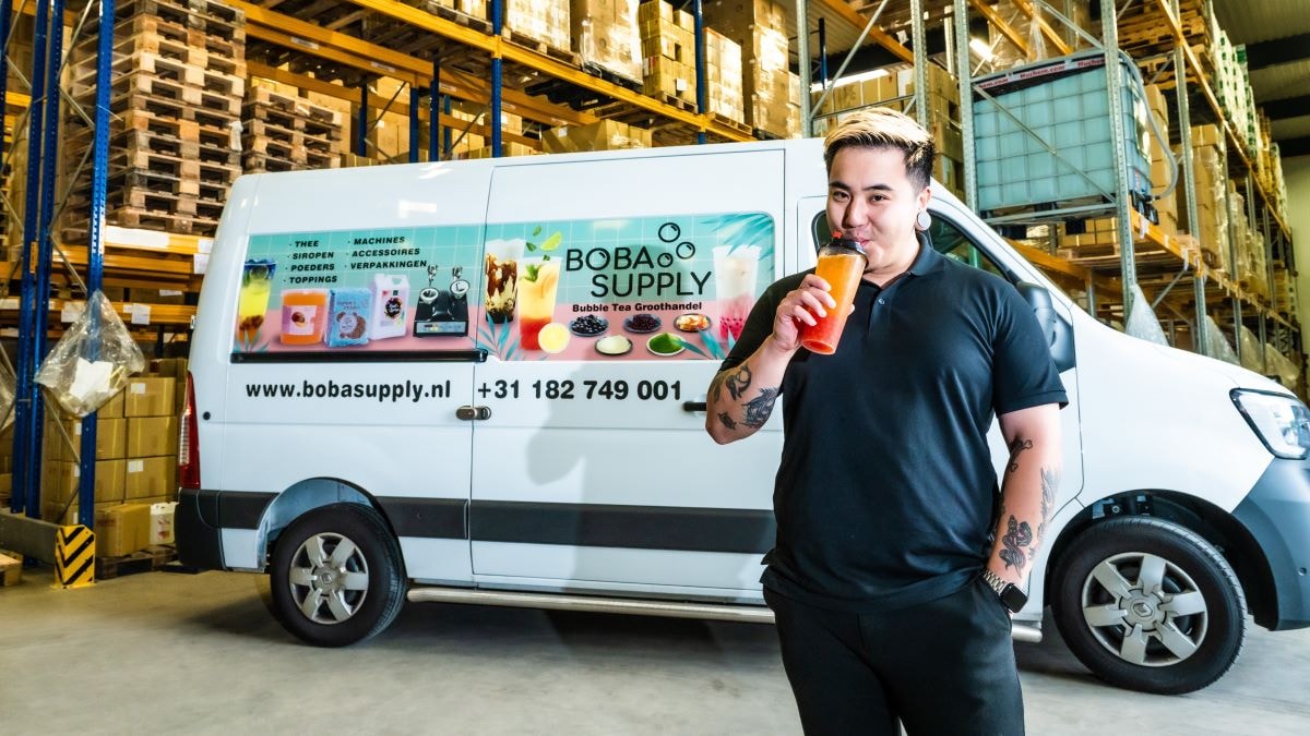 Li Hang heeft een succesvolle bubble tea-groothandel en breidt steeds verder uit. Foto: Sandra Zeilstra