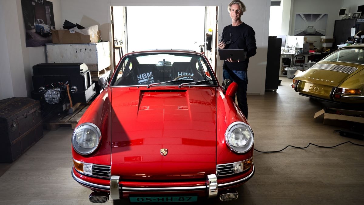 Martijn van Dijk van Voitures Extravagant, dat Porsches ombouwt naar een elektrisch aangedreven auto. Foto: René Manders/DCI Media