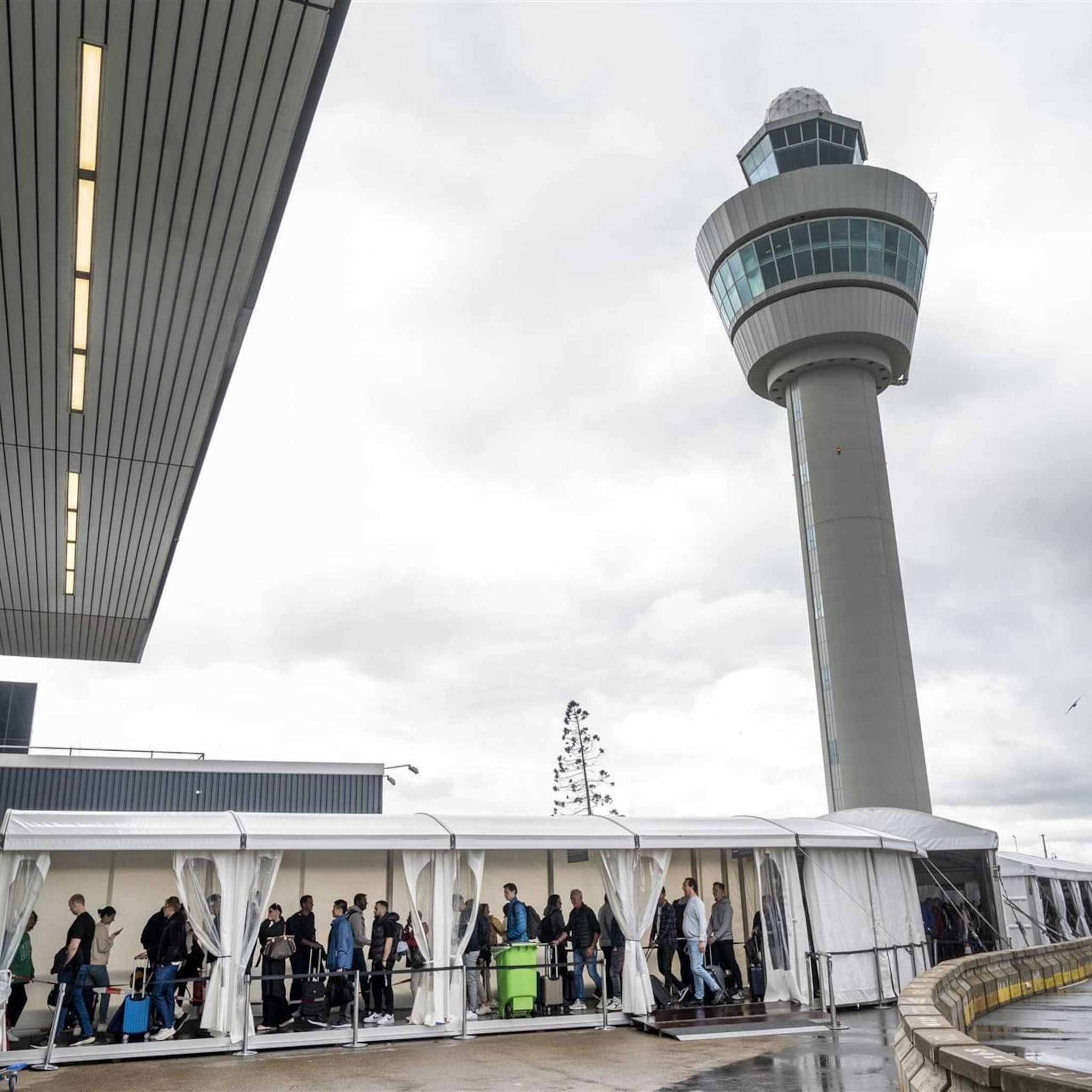 schiphol haalt tent voor wachtrijen in buitenlucht weg