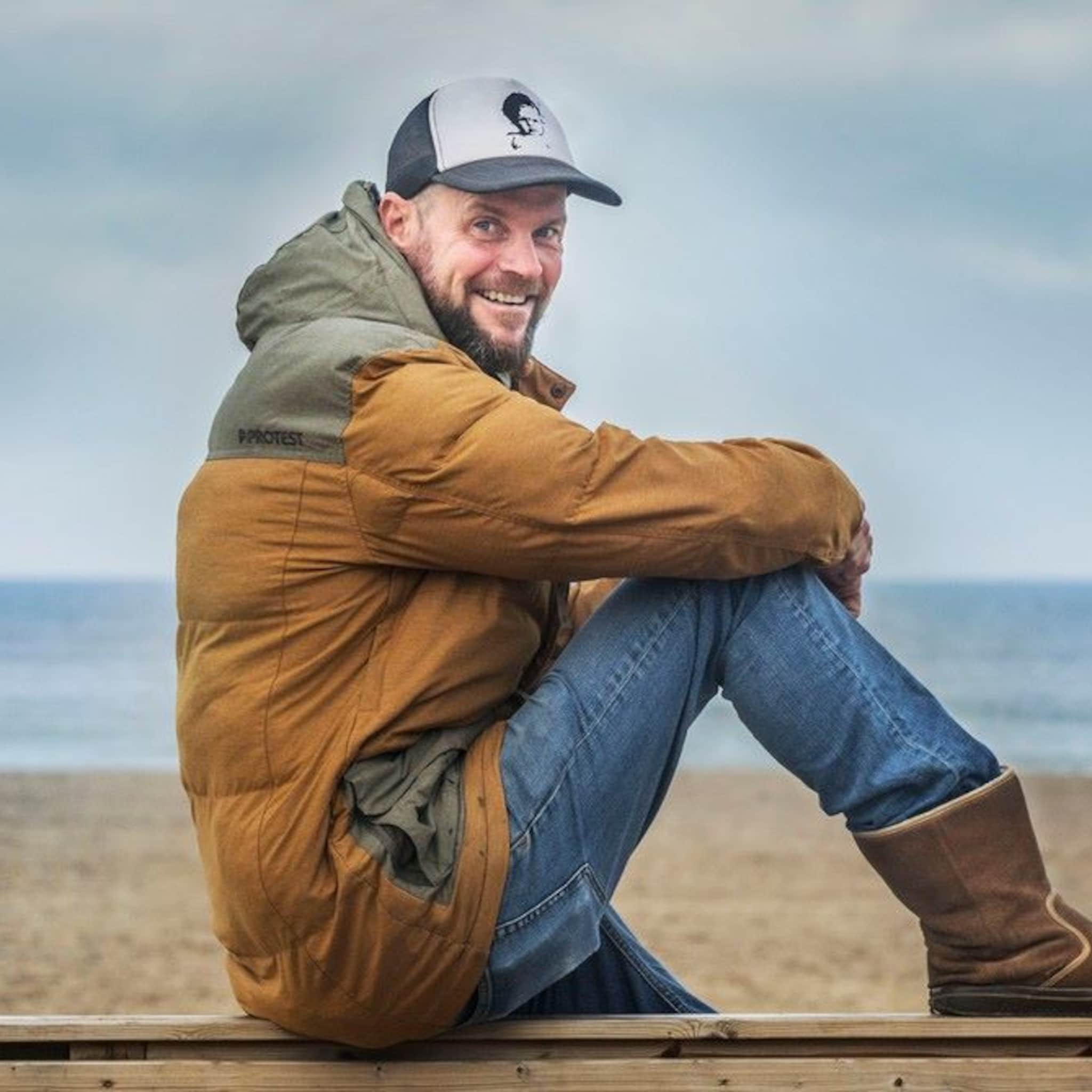 de wel heel bijzondere manier van hoe hans van den broek the shore zijn beachclub runt