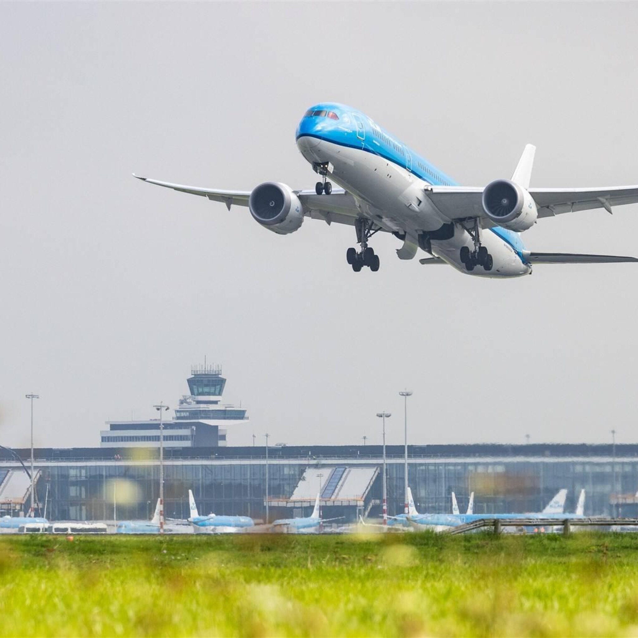ruim 12 000 vluchten minder toegestaan op schiphol in zomer 2024